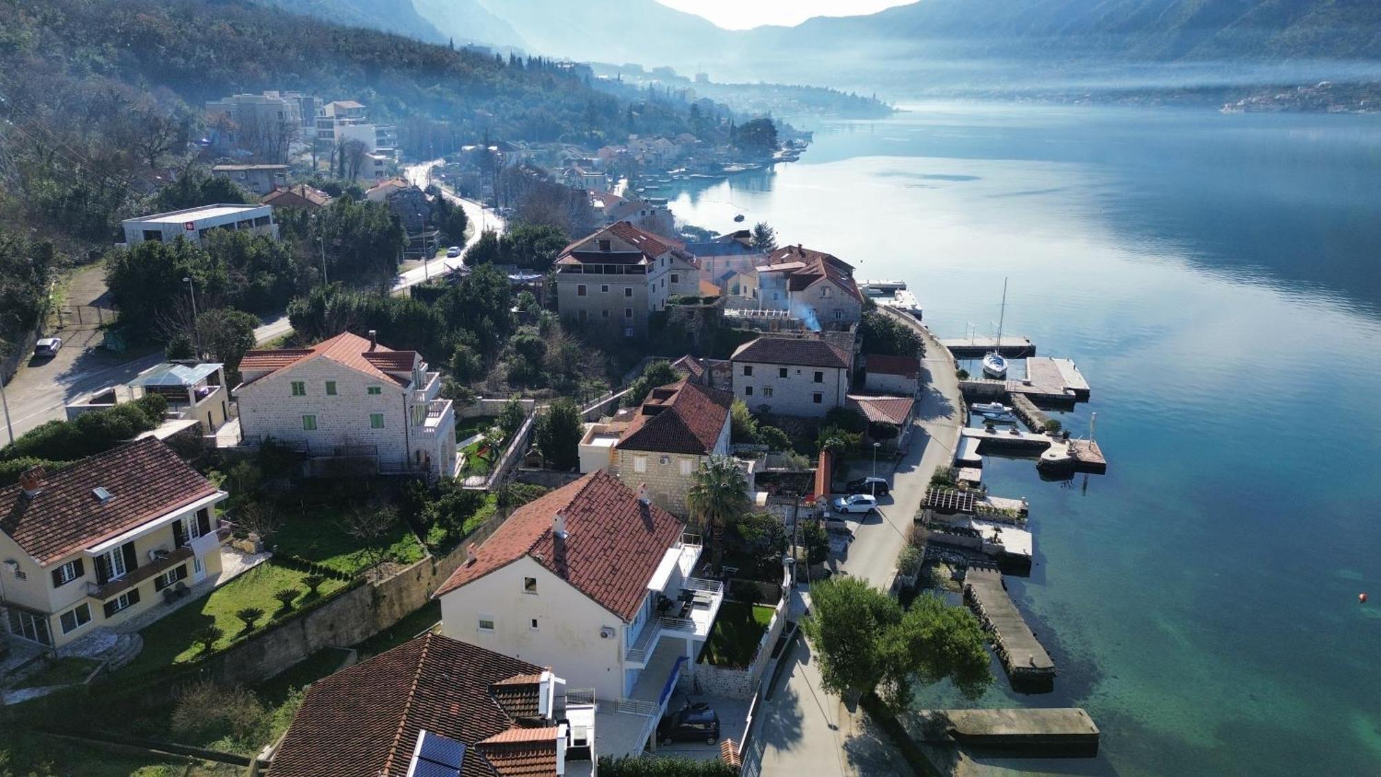Waterfront Apartment Petrovina Cattaro Esterno foto