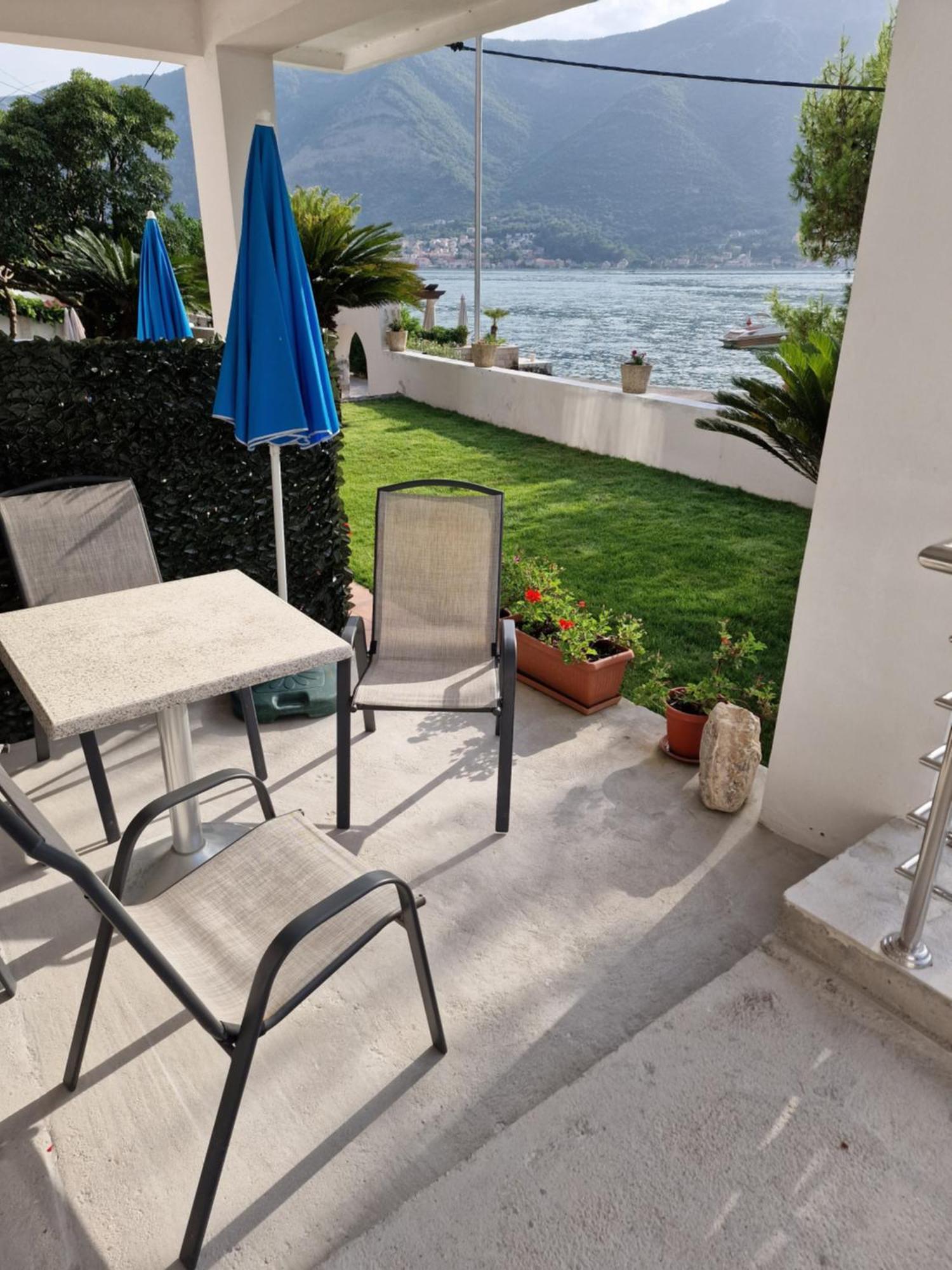Waterfront Apartment Petrovina Cattaro Esterno foto