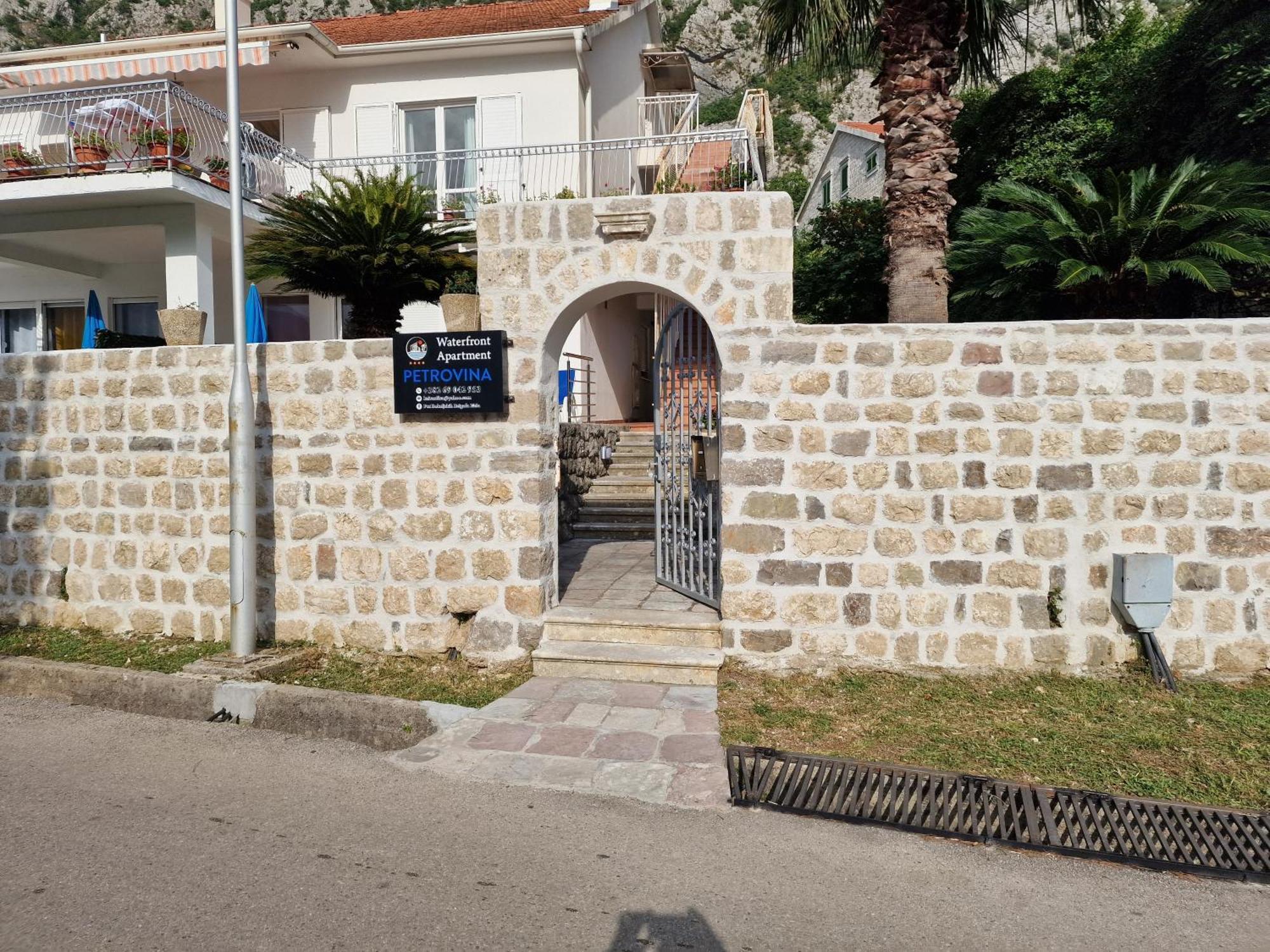 Waterfront Apartment Petrovina Cattaro Esterno foto