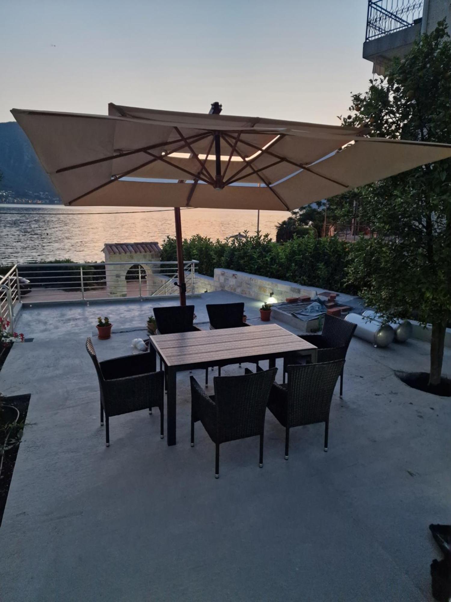 Waterfront Apartment Petrovina Cattaro Esterno foto