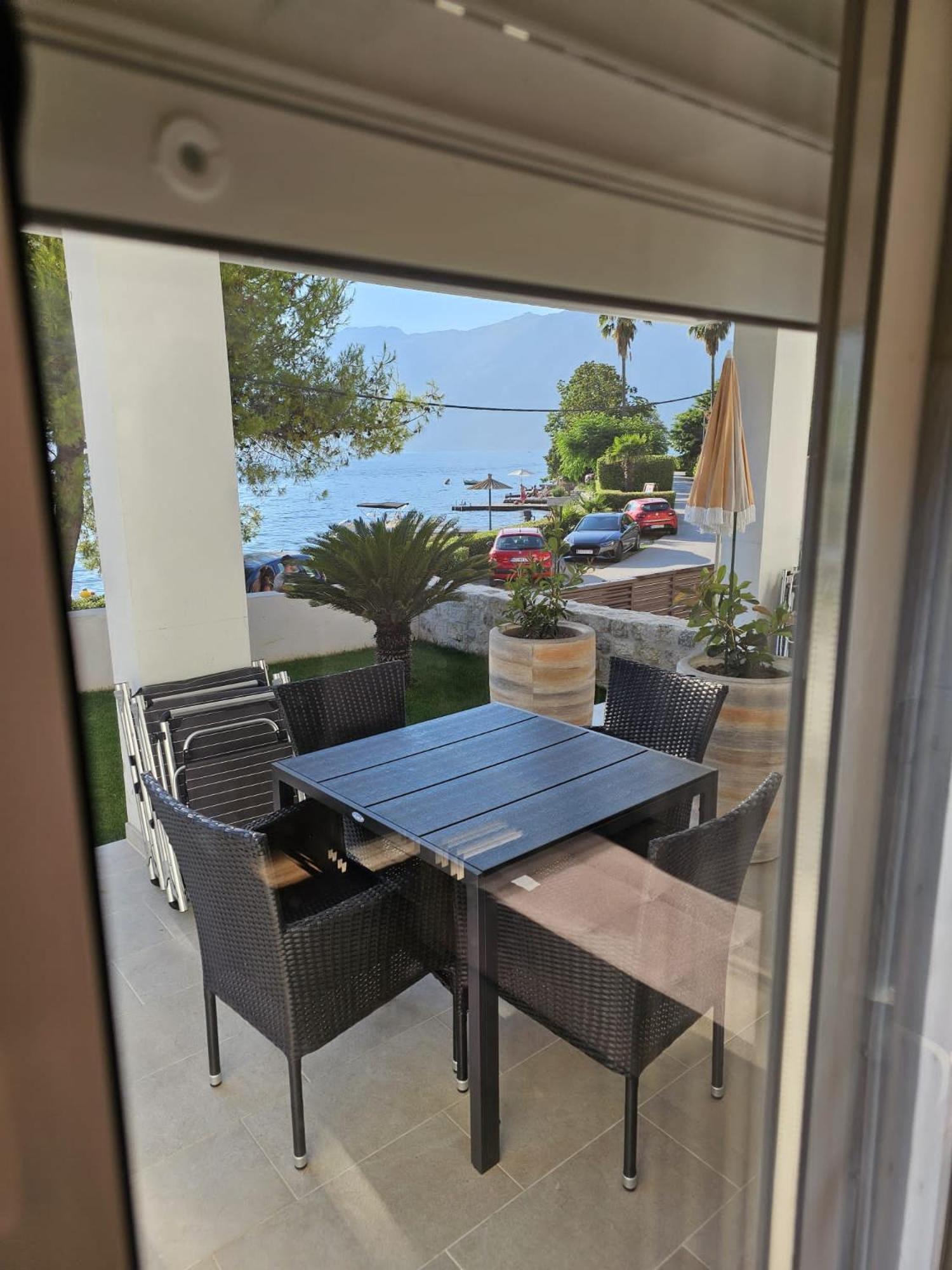 Waterfront Apartment Petrovina Cattaro Esterno foto