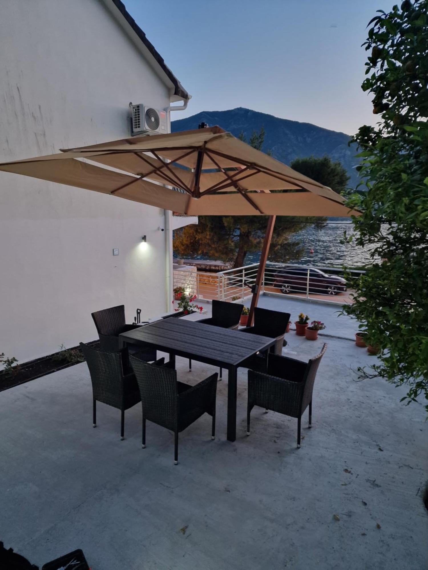 Waterfront Apartment Petrovina Cattaro Esterno foto