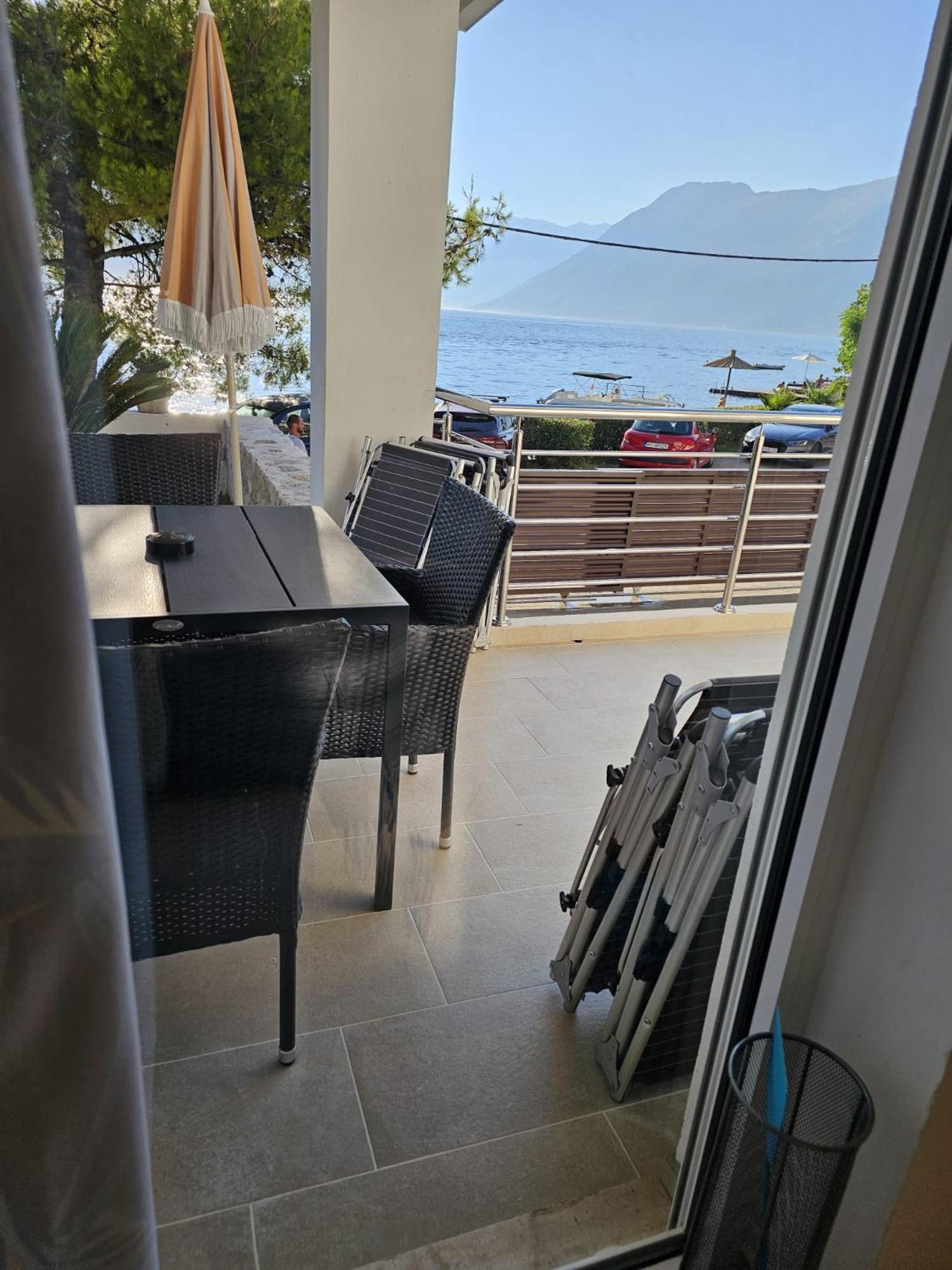 Waterfront Apartment Petrovina Cattaro Esterno foto