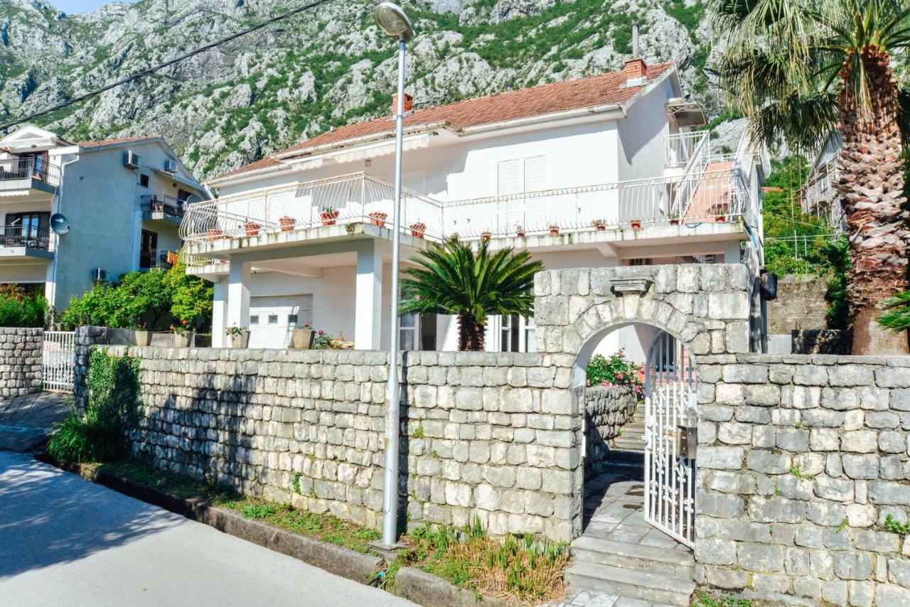 Waterfront Apartment Petrovina Cattaro Esterno foto